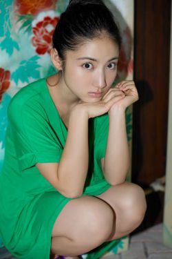 周莹躲进被子里